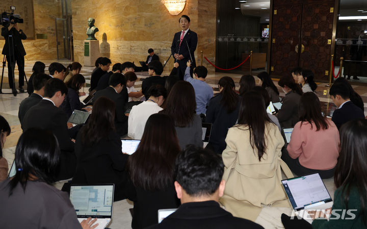 [서울=뉴시스] 이영환 기자 = 이동관 방송통신위원장이 9일 오후 서울 여의도 국회에서 탄핵안 관련 입장 표명을 하고 있다. 더불어민주당은 이 위원장에 대한 탄핵소추안을 당론으로 발의하기로 했으며 이날 열린 본회의에 보고 됐다. 2023.11.09. 20hwan@newsis.com