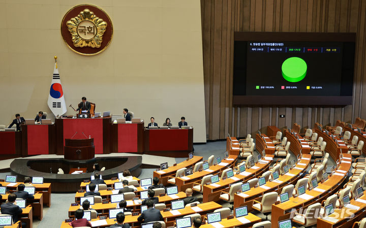 [서울=뉴시스] 고범준 기자 = 9일 오후 서울 여의도 국회에서 열린 제410회 국회(정기회) 제11차 본회의에서 방송법 일부개정법률안(대안)이 재적 298인, 재석 197인, 찬성 176인, 반대 0인, 기권 0인으로 가결되고 있다. 2023.11.09. bjko@newsis.com