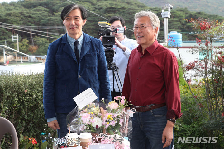 [양산=뉴시스] 차용현 기자 = 9일 오후 경남 양산시 하북면 평산책방에서 열린 ‘디케의 눈물’ 작가 사인회에서 조국 전 장관이 문재인 전 대통령과 대화를 하고 있다. 2023.11.09.con@newsis.com