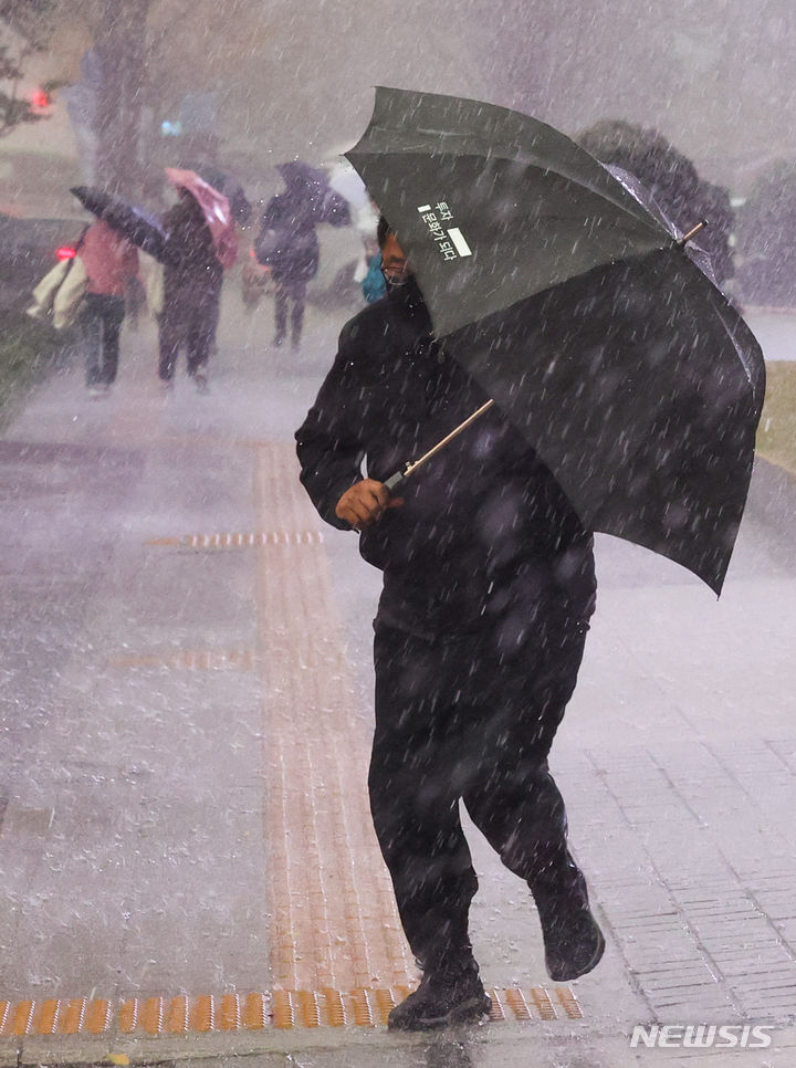 [서울=뉴시스] 여동준 기자 = 27일 월요일은 전국 대부분 지역에서 강풍을 동반한 비 또는 눈이 내려 교통안전에 유의해야겠다. 2023.11.27. yeodj@newsis.com