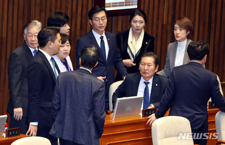 [서울=뉴시스] 조성봉 기자 = 9일 오후 서울 여의도 국회에서 열린 제410회국회(정기회) 제11차 본회의에서 이재명 더불어민주당 대표를 비롯한 민주당 의원들이 여당의 필리버스터 전격 철회에 당혹스러운 표정을 짓고 있다. 2023.11.09. suncho21@newsis.com