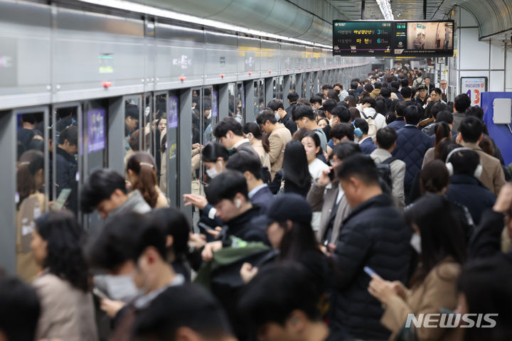 [서울=뉴시스] 황준선 기자 = 서울 지하철 1~8호선을 운영하는 서울교통공사 노동조합이 이틀간의 경고 파업에 돌입한 9일 오후 서울 지하철 5호선 광화문역이 퇴근길에 오른 시민들로 붐비고 있다. 한국노총과 올바른노조가 파업 불참을 선언하며 파업 참여 규모는 다소 줄었지만, 지하철 운행률은 예상했던 대로 80%대로 떨어질 것으로 전망된다. 2023.11.09. hwang@newsis.com