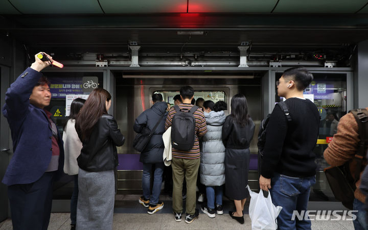 [서울=뉴시스] 황준선 기자 = 서울 지하철 1~8호선을 운영하는 서울교통공사 노동조합이 이틀간의 경고 파업에 돌입한 9일 오후 서울 지하철 5호선 광화문역이 퇴근길에 오른 시민들로 붐비고 있다. 한국노총과 올바른노조가 파업 불참을 선언하며 파업 참여 규모는 다소 줄었지만, 지하철 운행률은 예상했던 대로 80%대로 떨어질 것으로 전망된다. 2023.11.09. hwang@newsis.com