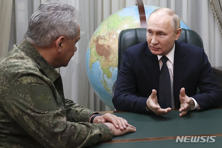[로스토프나도누=AP/뉴시스]블라디미르 푸틴 러시아 대통령(오른쪽)이 9일(현지시간) 러시아 로스토프나도누에 있는 러시아 남부군관구 사령부에서 세르게이 쇼이구 러시아 국방장관과 대화하는 동안 손짓을 하고 있다. 2023.11.10.
