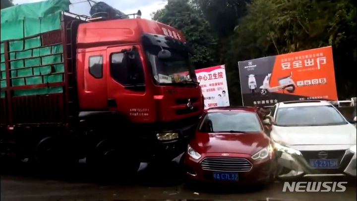 중국에서 차량 통행 문제로 시비를 벌이던 대형 트럭 운전자가 승용차를 들이받아 밀어버리는 영상이 소셜미디어(SNS)에 공유돼 화제를 모았다. 출처 : @xe-tai-xe-con