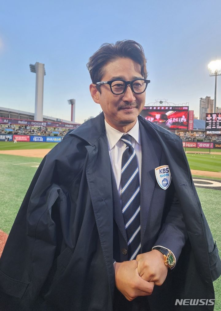 [수원=뉴시스]김주희 기자=박용택 KBS 해설위원이 10일 수원 KT 위즈파크에서 열리는 LG 트윈스와 KT 위즈의 한국시리즈 3차전을 앞두고 인터뷰하고 있다. 2023.11.10.