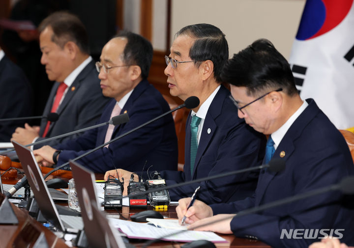 [서울=뉴시스] 배훈식 기자 = 한덕수 국무총리가 10일 오전 서울 종로구 정부서울청사에서 열린 국무회의에 참석해 발언하고 있다. 2023.11.10. dahora83@newsis.com