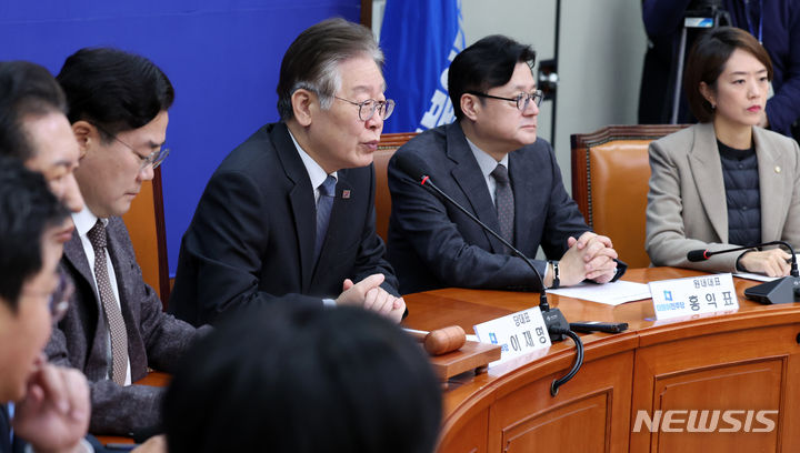 [서울=뉴시스] 이영환 기자 = 이재명 더불어민주당 대표가 10일 오전 서울 여의도 국회에서 열린 최고위원회의에서 발언을 하고 있다. 2023.11.10. 20hwan@newsis.com