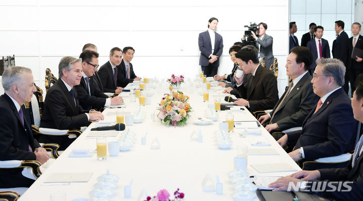 [서울=뉴시스] 윤석열 대통령이 9일 서울 한남동 관저에서 안토니 블링컨 미국 국무장관을 초청해 오찬을 함께하고 있다. (사진=대통령실 제공) 2023.11.09. photo@newsis.com *재판매 및 DB 금지