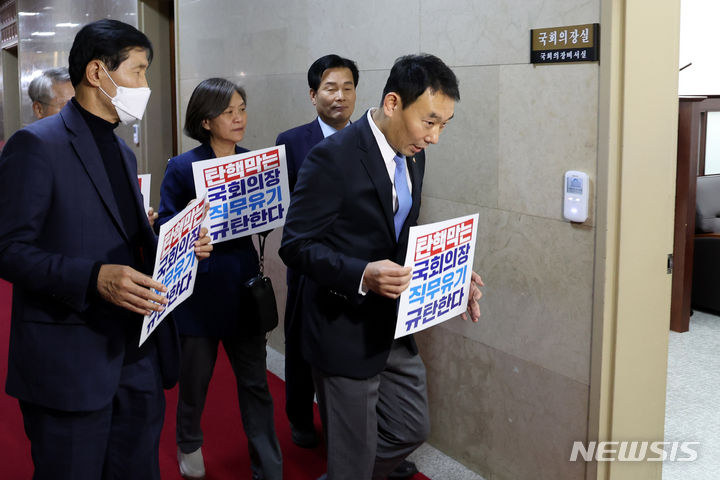 [서울=뉴시스] 추상철 기자 = 김용민 의원을 비롯한 더불어민주당 의원들이 10일 오후 서울 여의도 국회에서 이동관 방통위원장 탄핵 등과 관련 본회의 개의 요구를 위해 김진표 국회의장실로 들어서고 있다. 2023.11.10. scchoo@newsis.com