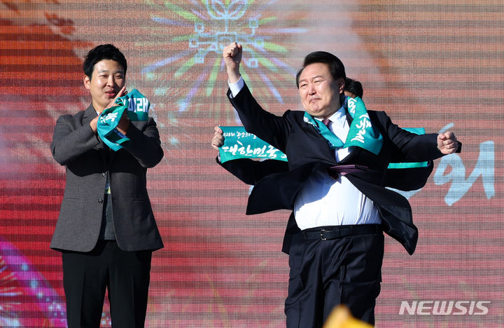 [수원=뉴시스] 전신 기자 = 윤석열 대통령이 10일 경기도 수원 서호잔디광장에서 열린 제28회 농업인의 날 기념식에서 '함께하는 농업·농촌 서포터즈 제1호' 제안을 수락한 뒤 어퍼컷 세리머니를 하고 있다. 2023.11.10. photo1006@newsis.com