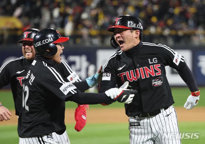 [수원=뉴시스] 김금보 기자 = 10일 오후 경기 수원시 kt위즈파크에서 열린 2023 KBO 한국시리즈 3차전 LG 트윈스와 kt 위즈의 경기, 9회초 2사 1, 2루 LG 오지환이 3점 홈런을 치고 기뻐하고 있다. 2023.11.10. kgb@newsis.com