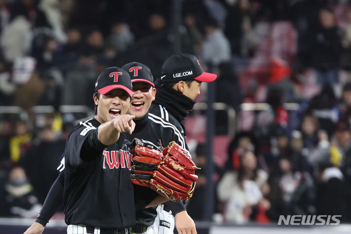 [수원=뉴시스] 권창회 기자 = 10일 오후 경기 수원시 kt위즈파크에서 열린 2023 KBO 한국시리즈 3차전 LG 트윈스와 kt 위즈의 경기, 8대7로 승리한 LG 선수들이 자축하고 있다. 2023.11.10. kch0523@newsis.com