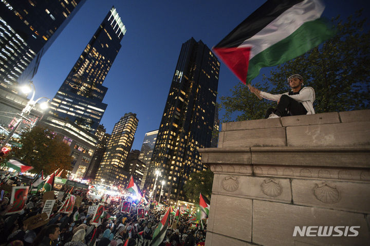 [뉴욕=AP/뉴시스] 11월10일 미국 뉴욕 시내에서 친팔레스타인 시위대가 가자지구 휴전을 요구하며 팔레스타인 깃발을 흔들고 있다. 2023.12.10.