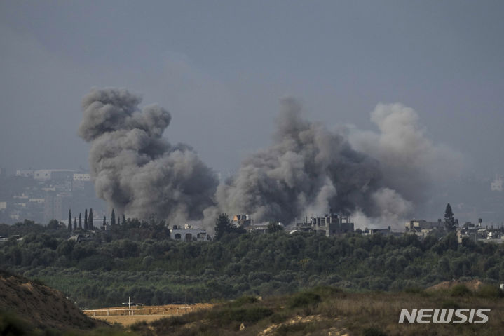 [가자지구=AP/뉴시스] 11일(현지시간) 이스라엘 공습으로 가자지구에서 연기가 피어오르는 모습. 2023.11.12.