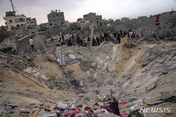 [가자지구=AP/뉴시스]지난 12일 이스라엘군의 공습을 받은 가자지구 칸 유니스 주민들이 파괴된 건물 잔해 속에서 생존자를 찾고 있다. 가자지구 남부 칸 유니스의 건물에 대한 이스라엘군의 공습으로 밤새 26명이 사망했다고 팔레스타인 와파 통신을 인용해 더 타임스 오브 이스라엘이 18일 보도했다. 2023.11.18.