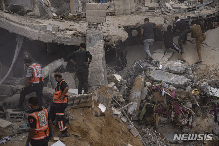 [가자지구=AP/뉴시스] 지난 11월12일 이스라엘군의 공습을 받은 가자지구 남부도시 칸 유니스 주민들이 파괴된 건물 잔해 속에서 생존자를 찾고 있다. 2023. 12.03.