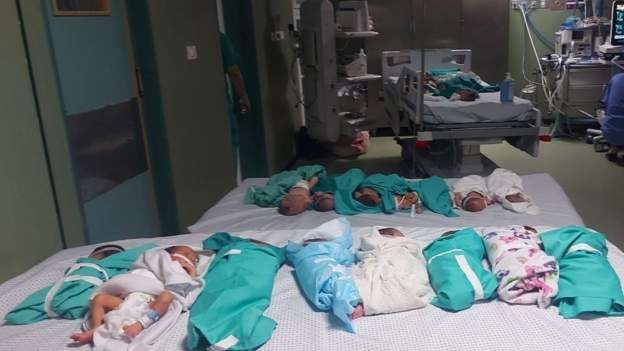 전기가 나간 신생아 병동에서 산소가 공급되는 외과수술실로 옮겨진 알시파 병원 신생아들 <BBC 캡쳐> *재판매 및 DB 금지