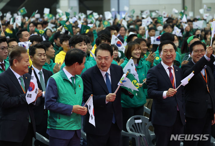 [고양=뉴시스] 조수정 기자 = 윤석열 대통령이 12일 경기 고양시 킨텍스에서 열린 2023 전국새마을지도자대회에서 새마을노래를 제창한 뒤 곽대훈 새마을운동중앙회장과 대화하고 있다.(대통령실통신사진기자단) 2023.11.12. chocrystal@newsis.com