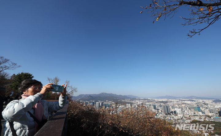 [서울=뉴시스] 김명년 기자 = 서울 중구 남산공원에서 한 시민이 파란하늘을 촬영하고 있다. kmn@newsis.com