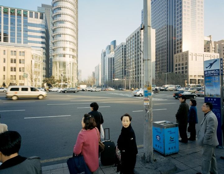 방병상, 낯선 도시를 걷다―태평로 1가, 비행기, 2002, 종이에 디지털잉크젯프린트, 120x156cm, 작가 소장, 사진 작가 제공 *재판매 및 DB 금지