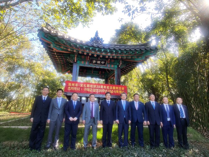 구례군- 중국 지주시 대표단이 상호결연 20주년을 맞아 우호를 다짐하고 있다. 구례군 제공 *재판매 및 DB 금지