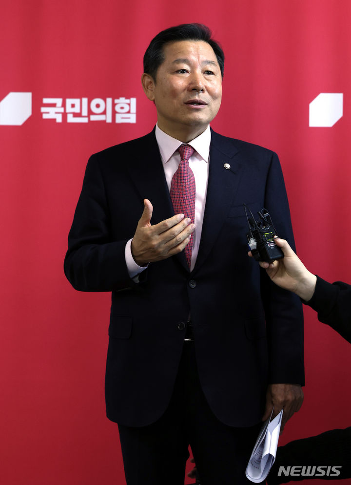 [서울=뉴시스] 이영환 기자 = 이철규 국민의힘 인재영입위원장이 13일 오전 서울 여의도 국회에서 인재영입 관련 브리핑을 하고 있다. 2023.11.13. 20hwan@newsis.com