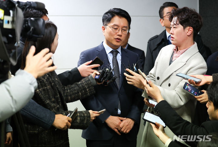 [서울=뉴시스] 최진석 기자 = 류긍선 카카오모빌리티 대표가 13일 오후 서울 강남구 역삼동 전국택시연합회관에서 열린 (전국택시노동조합연맹, 전국민주택시노동조합, 전국개인택시운송사업조합연합회, 전국택시운송사업조합연합회)대표들과 비공개 간담회에 참석하며 발언하고 있다. 2023.11.13. myjs@newsis.com