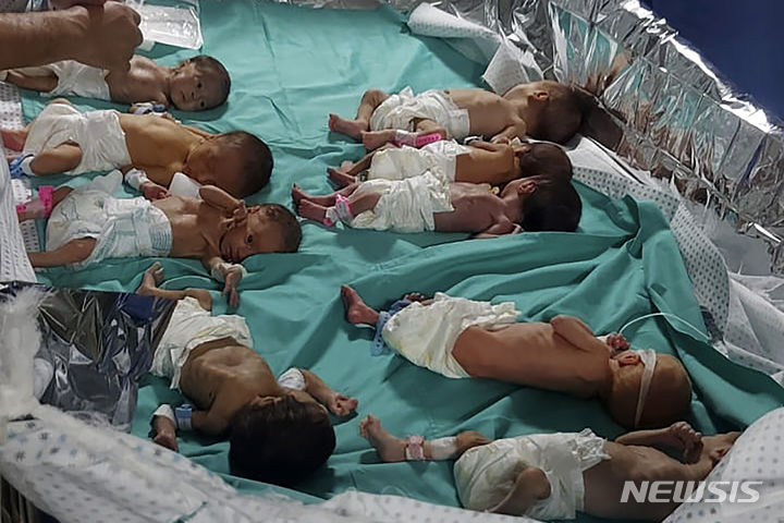 [가자시티=AP/뉴시스]가자시티 알시파 병원에서 12일 신생아동 단전으로 조산아 등 30여 명의 신생아들이 인큐베이터 없이 그냥 외과병동으로 옮겨졌다. 31명의 신생아들이 19일 알시파에서 철수했다고 국제 기관들이 말했다. 