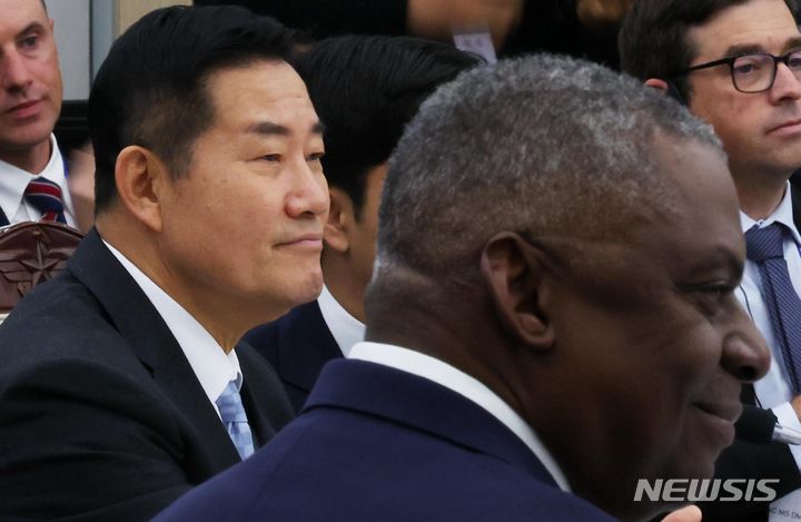 [서울=뉴시스] 최진석 기자 = 신원식 국방부 장관과 로이드 오스틴 미국 국방장관이 14일 오전 서울 용산구 국방부에서 열린 한·유엔사회원국 국방장관회의에 참석해 있다. 2023.11.14. myjs@newsis.com