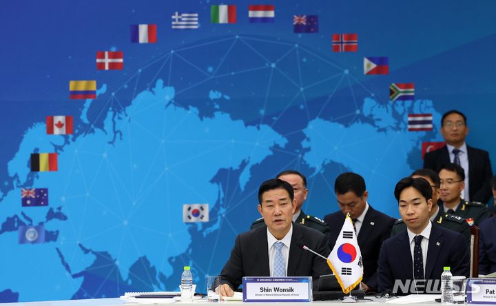 [서울=뉴시스] 최진석 기자 = 신원식 국방부 장관이 14일 오전 서울 용산구 국방부에서 열린 한·유엔사회원국 국방장관회의에서 환영사를 있다. 2023.11.14. myjs@newsis.com