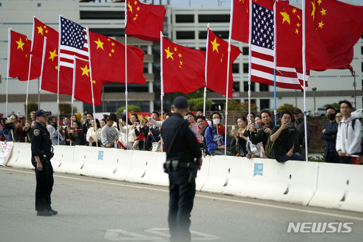 [샌프란시스코=AP/뉴시스]미국 캘리포니아주 샌프란시스코에 미국과 중국 국기가 걸려있는 모습. 2023.11.16. photo@newsis.com