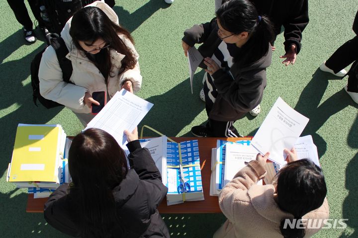 [제주=뉴시스] 양영전 기자 = 2024학년도 대학수학능력시험 수험생들이 예비소집일인 지난 15일 오후 제주95지구 제6시험장인 제주중앙여자고등학교에서 수험생 유의사항 유인물을 받고 있다. 2023.11.15. 0jeoni@newsis.com 