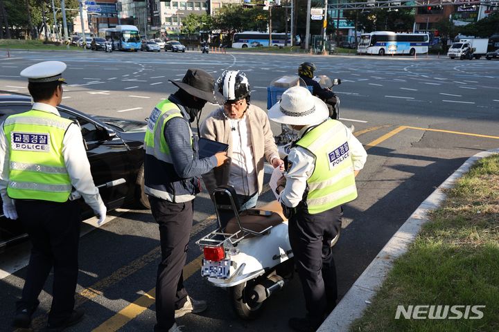 [서울=뉴시스]이륜차 단속 모습.(사진=교통안전공단 제공)