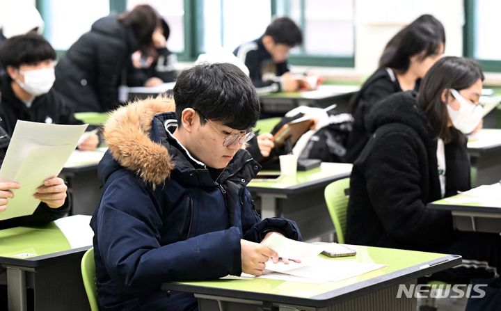 2024학년도 대학수학능력시험을 하루 앞둔 15일 오전 서울 영등포구 영신고등학교에서 3학년 학생들이 수험표를 확인하고 있다. 2023.11.15 사진공동취재단