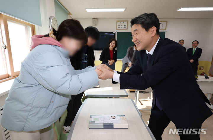 [서울=뉴시스] 권창회 기자 = 2024학년도 대학수학능력시험을 하루 앞둔 15일 오전 서울 종로구 서울맹학교에서 이주호 사회부총리 겸 교육부장관이 수험생과 악수하고 있다.(공동취재사진) 2023.11.15. photo@newsis.com