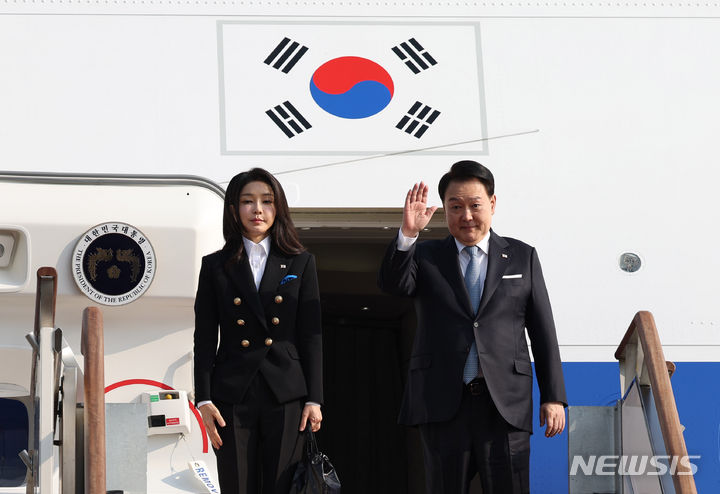 [성남=뉴시스] 조수정 기자 = 아시아태평양경제협력체(APEC) 정상회의 참석차 미국을 방문하는 윤석열 대통령과 부인 <BR>김건희 여사가 15일 경기도 성남 서울공항에서 공군 1호기 탑승에 앞서 인사하고 있다.<BR> 2023.11.15. chocrystal@newsis.com