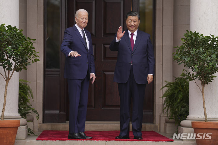 [샌프란시스코=AP/뉴시스]조 바이든 미국 대통령이 15일(현지시간) 아시아태평양경제협력체(APEC) 회의와 별도로 캘리포니아주 우드사이드의 '파일롤리 에스테이트(Filoli Estate)'에서 시진핑 중국 국가주석을 맞이하고 있다. 2023.11.15.