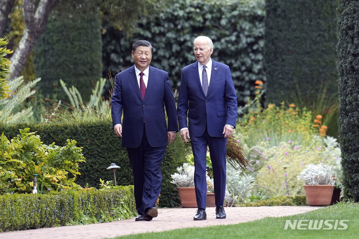 [우드사이드=AP/뉴시스] 조 바이든 미국 대통령과 시진핑 중국 국가주석이 지난해 11월15일(현지시각) 캘리포니아주 샌프란시스코 인근 우드사이드의 파이롤리 에스테이트에 있는 정원에서 산책하며 대화하고 있다. 2024.05.15.