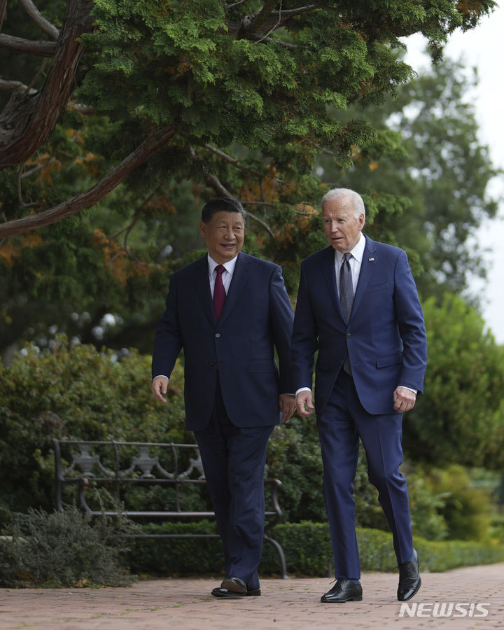[우드사이드=AP/뉴시스] 조 바이든(오른쪽) 미국 대통령과 시진핑 중국 국가주석이 15일(현지시각) 캘리포니아주 샌프란시스코 인근 우드사이드의 파이롤리 에스테이트 내 정원을 걸으며 대화하고 있다. 두 정상은 대만 갈등 이후 중단됐던 양국 간 고위급 군사 대화를 재개하기로 했다. 2023.11.17.