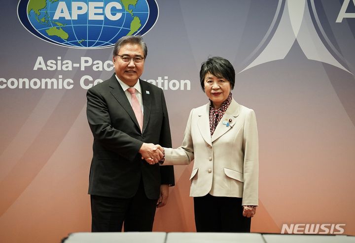 [서울=뉴시스] 박진 외교부 장관은 아시아태평양경제협력체(APEC) 정상회의가 열리는 미국 샌프란시스코에서 15일(현지시간) 오전 10시20분부터 11시15분까지 55분간 가미카와 요코 일본 외무대신과 회담을 가졌다. (사진= 외교부 제공)