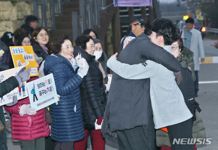 [증평=뉴시스] 강신욱 기자 = 2024학년도 대학수학능력시험일인 16일 충북교육청 56지구 21시험장이 마련된 증평 형석고등학교 교문에서 스승이 시험을 보러 들어가는 제자를 끌어안으며 격려하고 있다. 2023.11.16. ksw64@newsis.com