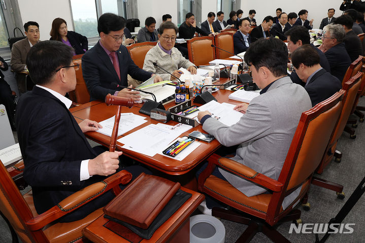 [서울=뉴시스] 이영환 기자 = 서삼석 국회 예산결산특별위원회 예산안등조정소위원장이 16일 오전 서울 여의도 국회에서 열린 제3차 예산안등조정소위원회에서 개회를 선언하며 의사봉을 두드리고 있다. 2023.11.16. 20hwan@newsis.com