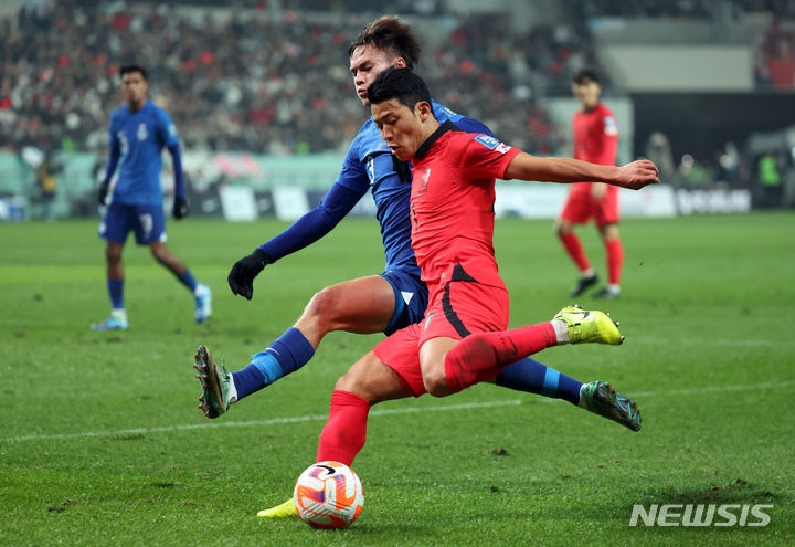 [서울=뉴시스] 고승민 기자 = 16일 서울월드컵경기장에서 열린 2026 피파 북중미 월드컵 아시아 지역 2차 예선 대한민국 대 싱가포르 경기, 전반전 한국 황희찬이 돌파를 시도하고 있다. 2023.11.16. kkssmm99@newsis.com
