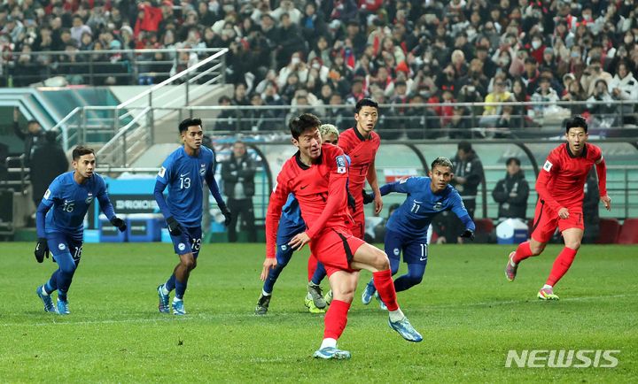 [서울=뉴시스] 김금보 기자 = 지난 11월16일 서울월드컵경기장에서 열린 2026 피파 북중미 월드컵 아시아 지역 2차 예선 대한민국 대 싱가포르 경기, 후반 황의조가 팀의 네번째 골을 페널티킥으로 넣고 있다. 2023.11.16. kgb@newsis.com