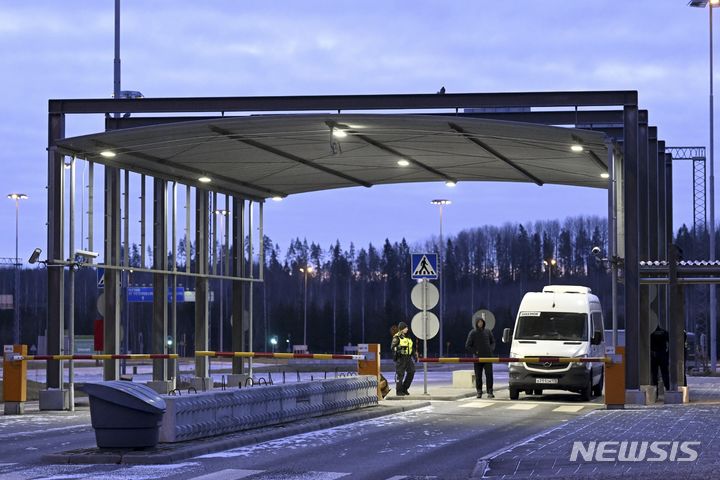 [라펜란타=AP/뉴시스] 16일(현지시각) 러시아와 국경 인근인 핀란드 라펜란타의 누이자마 검문소에 승합차 한 대가 들어서고 있다. 핀란드 정부는 최근 몇 달간 러시아에서 들어오는 난민 유입을 막기 위해 국경 통과 지점 9곳 중 4곳을 17일 자정부터 폐쇄한다고 밝혔다. 2023.11.17.