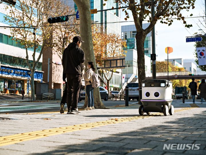 [서울=뉴시스] 도심지에서 서비스하고 있는 자율주행 배달로봇. (사진=뉴빌리티 제공). photo@newsis.com