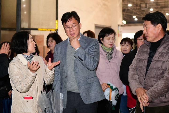 이민근 안산시장(왼쪽 두번째)이 상록구 이동에서 시민의 얘기를 경청하고 있다.(사진=안산시 제공) *재판매 및 DB 금지