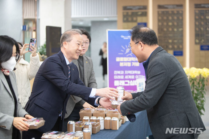 [전주=뉴시스]윤난슬 기자 = 글로컬대학30 사업에 최종 선정의 영예를 안은 전북대학교가 17일 아침 구성원들과 간식을 나누며 선정의 기쁨을 구성원들과 함께 나눴다.2023.11.17.(사진=전북대 제공) 