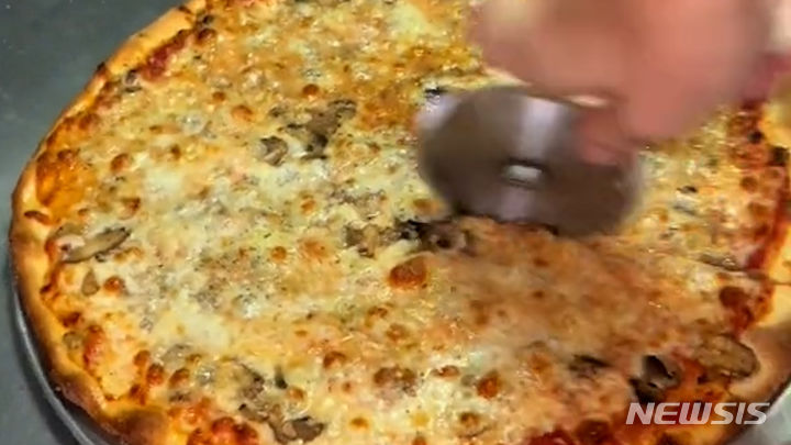 틱톡 유저로 활동해온 미국의 피자 요리사가 어떻게 들키지 않고 고객의 피자에서 조각을 훔치는지 비법을 폭로하는 영상을 공개해 화제다. 출처 : @pizzajayryan